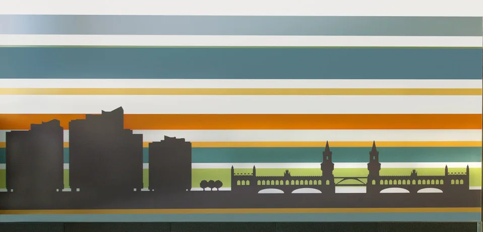 Farbige Wandgestaltung mit Berliner Skyline, Referenz Senftenberger Ring