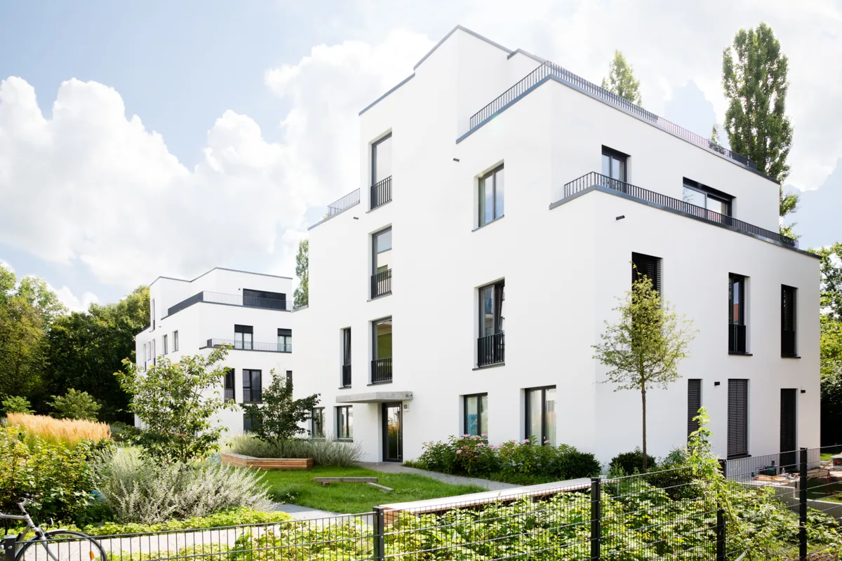 Weiße Wohnhausfassade, Referenz Große Seestraße 13-14