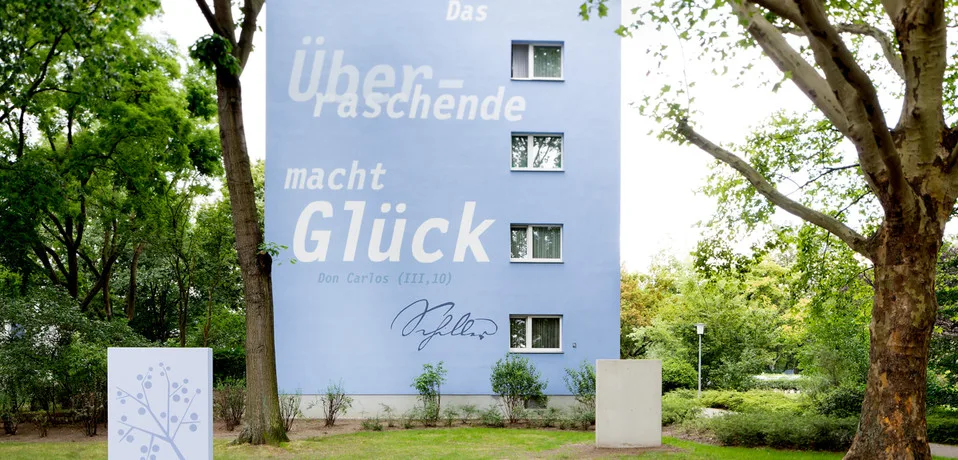Gestaltete Giebelfassade mit Schriftzug, Referenz Armenische Straße 1