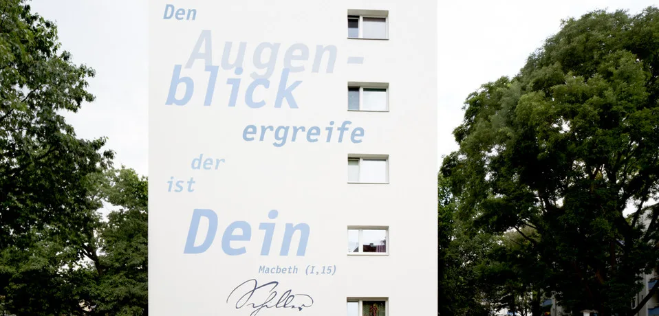 Giebelfassade mit Schriftzug, Armenische Straße 1